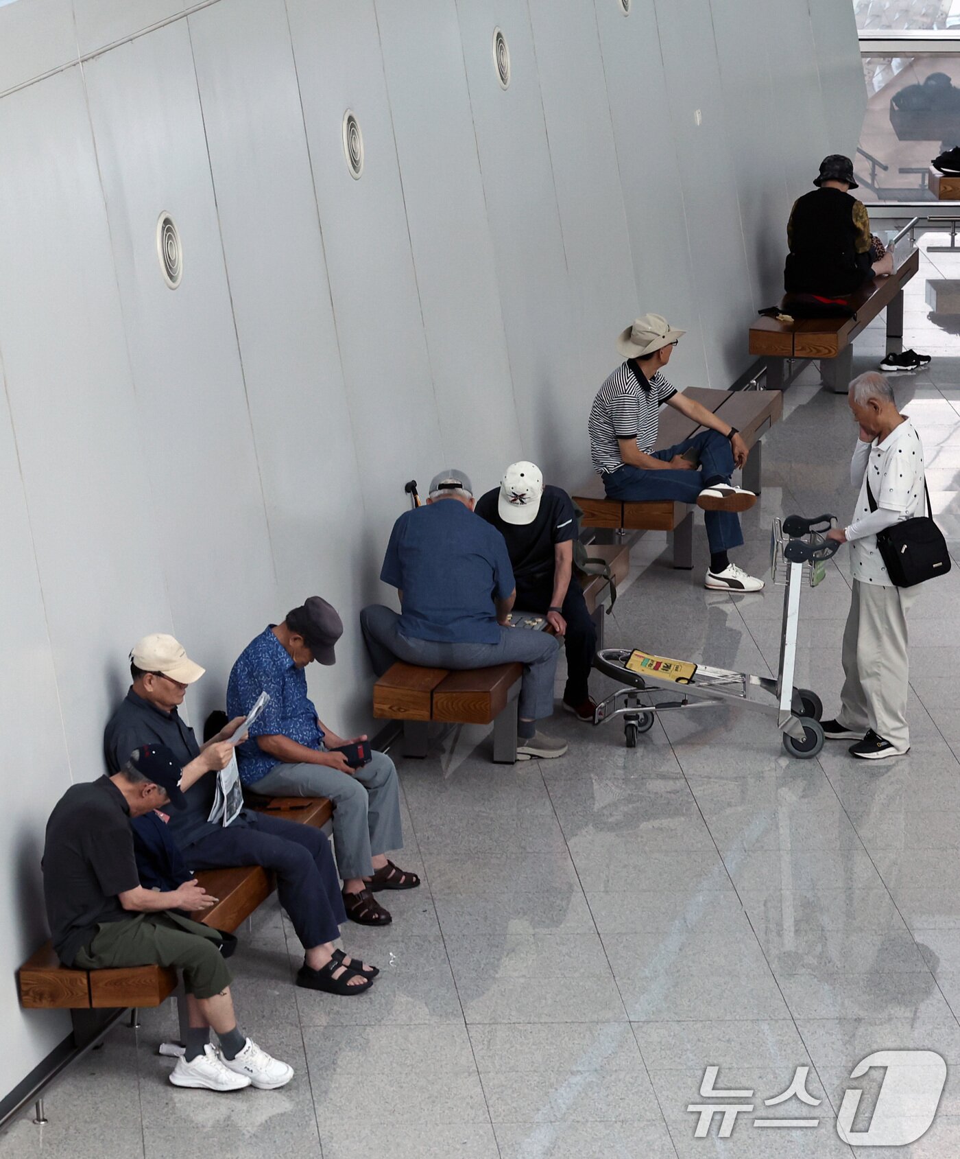 본문 이미지 - 5일 인천국제공항 제2여객터미널에서 어르신들이 더위를 피해 쉬고 있다. 연일 이어지는 폭염에 마땅한 피서지를 찾지 못한 어르신들이 최근 쾌적한 실내환경과 편의시설을 갖춘 공항으로 발걸음을 옮기고 있다. 2026.8.5 ⓒ 뉴스1 구윤성 기자