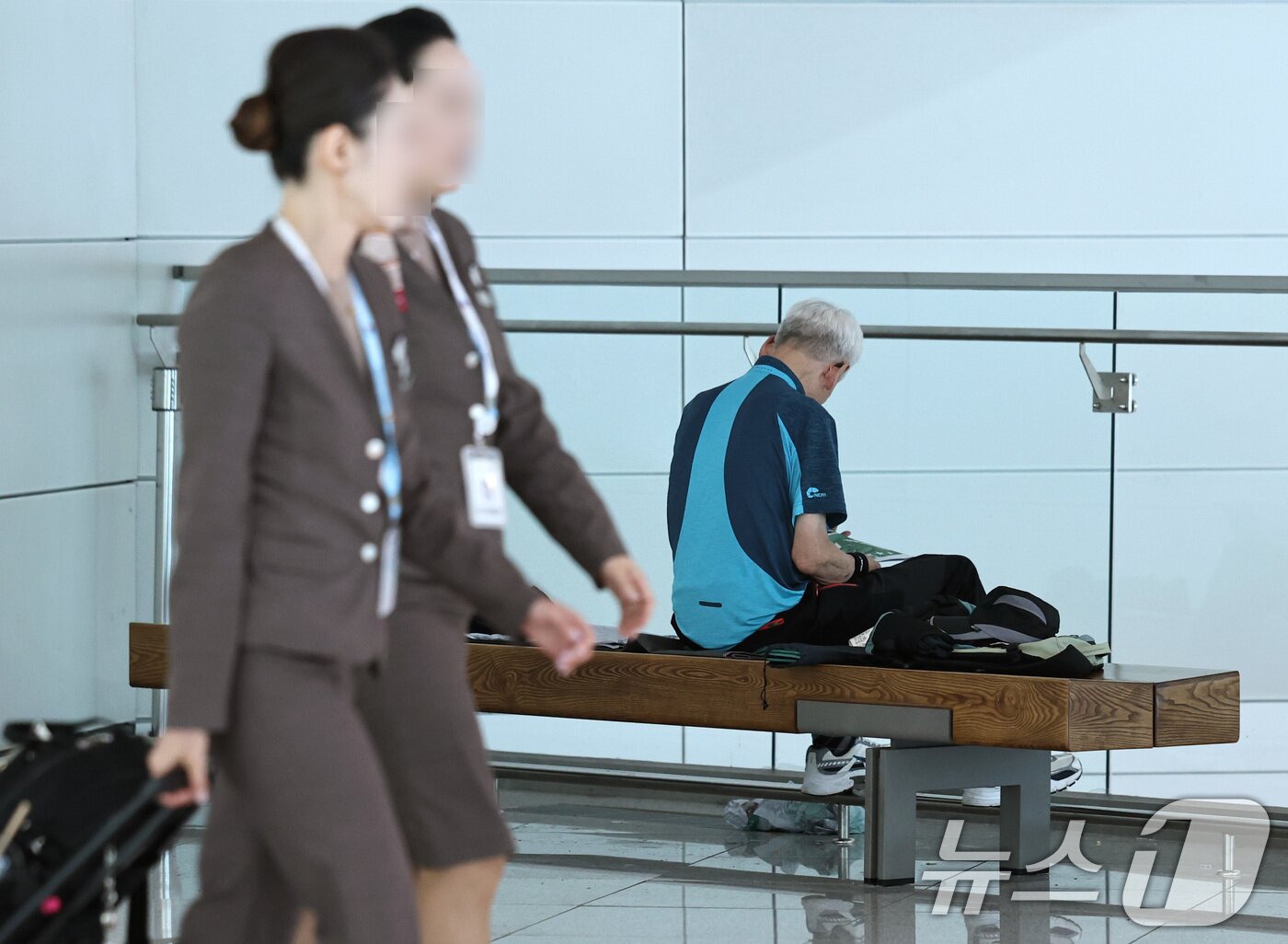본문 이미지 - 5일 인천국제공항 제2여객터미널에서 한 어르신이 더위를 피해 쉬고 있다. 연일 이어지는 폭염에 마땅한 피서지를 찾지 못한 어르신들이 최근 쾌적한 실내환경과 편의시설을 갖춘 공항으로 발걸음을 옮기고 있다. 2026.8.5 ⓒ 뉴스1 구윤성 기자
