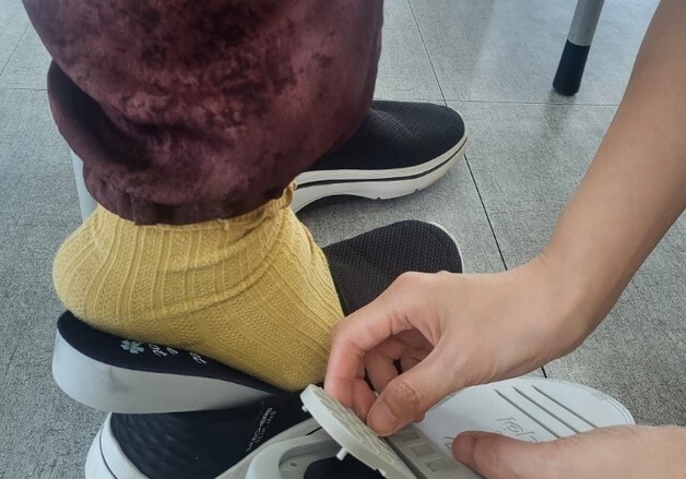 치매 어르신, 목걸이 대신 신발 속에 '쏙'…실종 예방한다