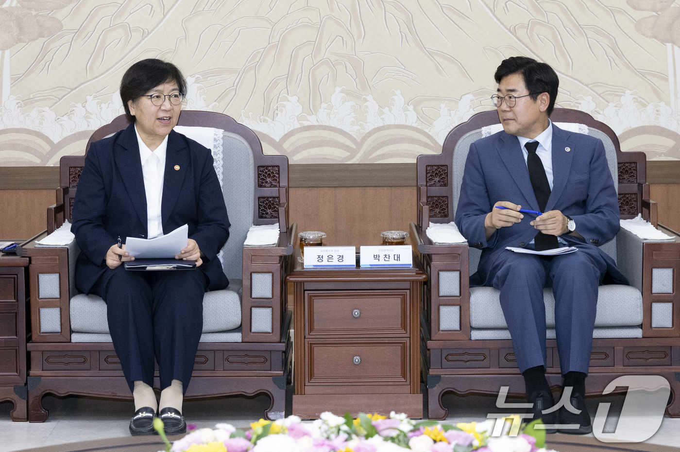 (서울=뉴스1) 김명섭 기자 = 정은경 보건복지부 장관과 박찬대 인천시장이 5일 인천시청에서 열린 통합돌봄 간담회에서 발언을 하고 있다. (보건복지부 제공. 재판매 및 DB 금지) …