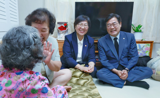 통합돌봄 가정 찾은 정은경 장관과 박찬대 시장