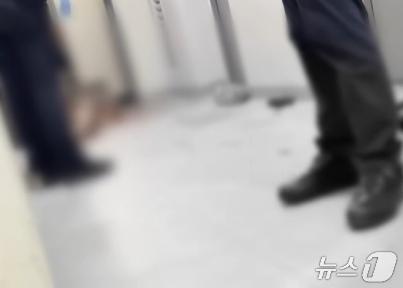본문 이미지 - 지난달 4일 새벽 친구를 살해한 정재환이 아파트 복도에서 알몸 상태로 경찰에 체포됐다.(SNS 갈무리)2026.8.5/뉴스1