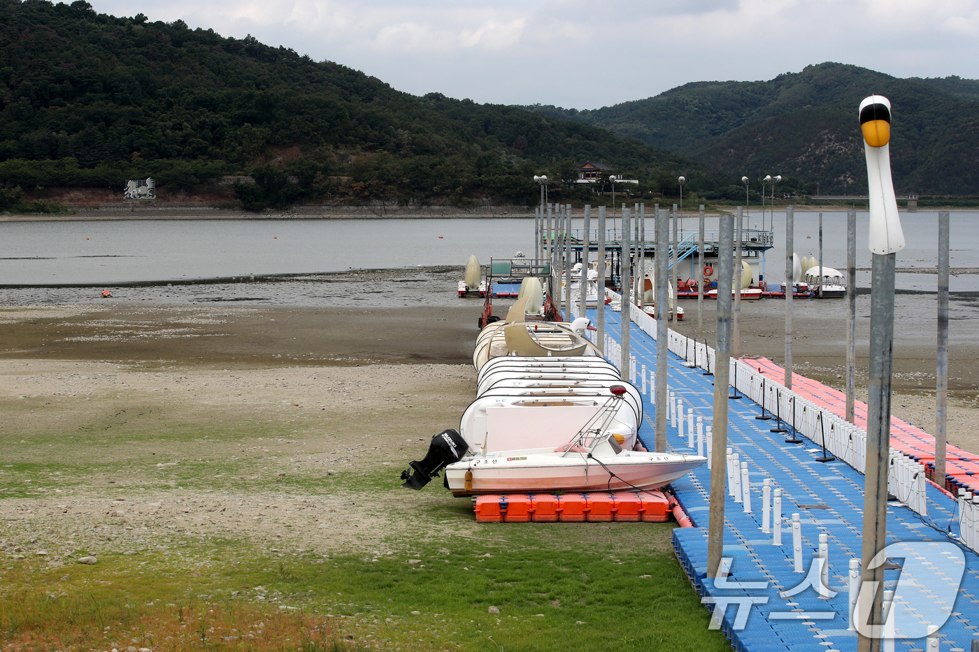 (경주=뉴스1) 최창호 기자 = 5일 경북 경주시 보문호수가 여름 가뭄으로 바닥을 드러내면서 레저용 물놀이 기구와 보트 운행이 중단됐다. 2026.8.5/뉴스1
