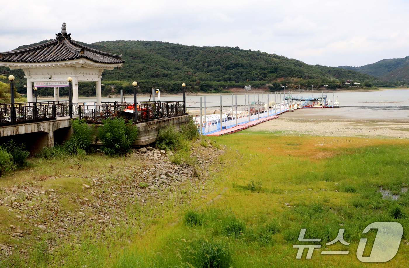 (경주=뉴스1) 최창호 기자 = 5일 경북 경주시 보문호수가 여름 가뭄으로 바닥을 드러내면서 레저용 물놀이 기구와 보트 운행이 중단됐다. 2026.8.5/뉴스1