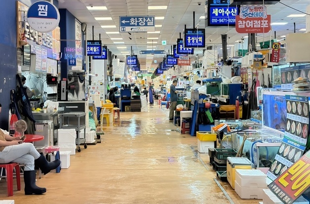 '생명 위협 수준' 극한 폭염에 줄폐사…횟집 사장 "남는 게 없다" 비명