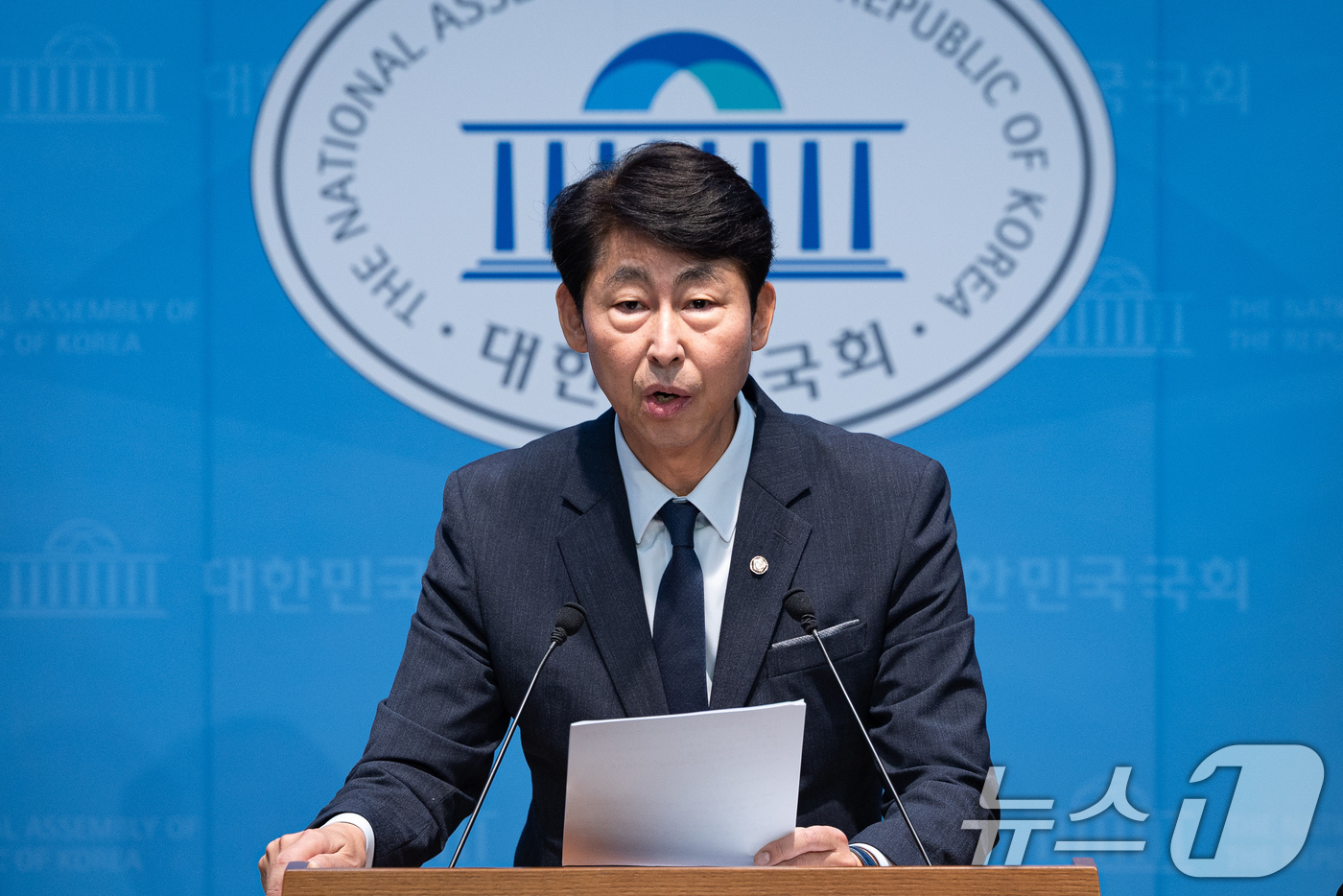 (서울=뉴스1) 유승관 기자 = 이훈기 더불어민주당 의원이 5일 서울 여의도 국회 소통관에서 재정경제부 주가누르기 방지법 전면재검토 촉구 및 주가누르기 방지법 대표발의 기자회견을 …