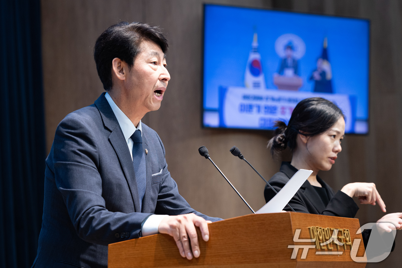 (서울=뉴스1) 유승관 기자 = 이훈기 더불어민주당 의원이 5일 서울 여의도 국회 소통관에서 재정경제부 주가누르기 방지법 전면재검토 촉구 및 주가누르기 방지법 대표발의 기자회견을 …