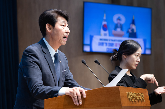 주가누르기 방지법 대표 발의 기자회견하는 이훈기 의원