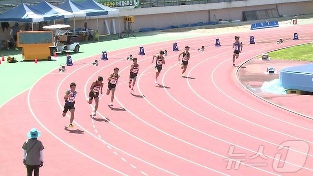 '극한 폭염' 속 전국 초중고생 육상경기대회 강행 논란