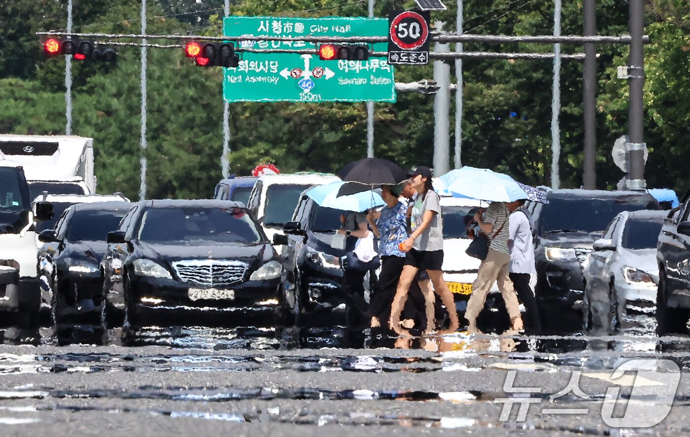 본문 이미지 - 연일 폭염이 이어지고 있는 5일 서울 영등포구 여의대로에 아지랑이가 피어오르고 있다. 2026.8.5 ⓒ 뉴스1 김도우 기자