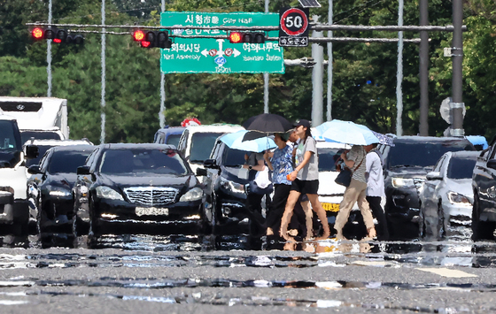 출근길부터 땀 뻘뻘…오전 9시 수도권 33.9도, 서울 한낮 39도