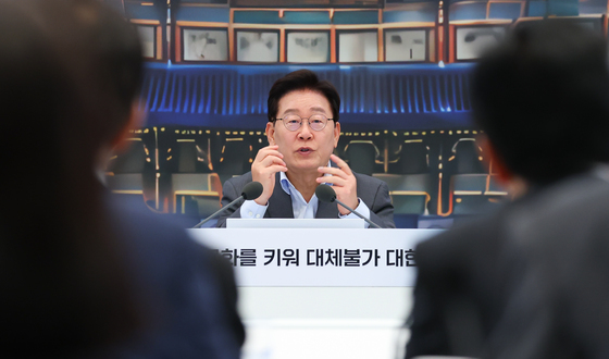 李대통령 "바빠 죽겠는데 또 업무보고 화났다고…용서하십시오"