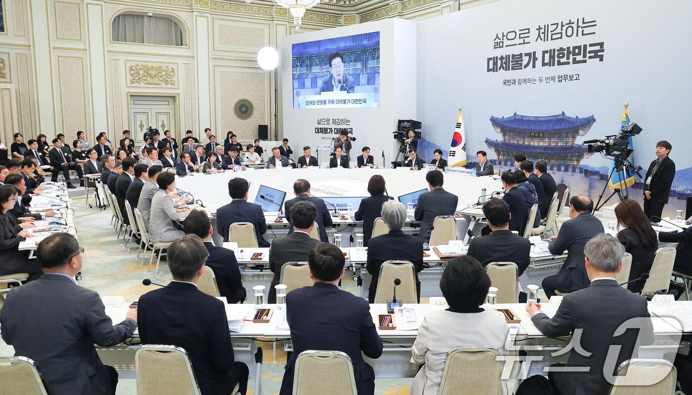 본문 이미지 - 이재명 대통령이 5일 청와대 영빈관에서 열린 교육부, 국가교육위원회, 문화체육관광부, 국가유산청 2차 업무보고에서 발언을 하고 있다. (청와대통신사진기자단) 2026.8.5 ⓒ 뉴스1 허경 기자