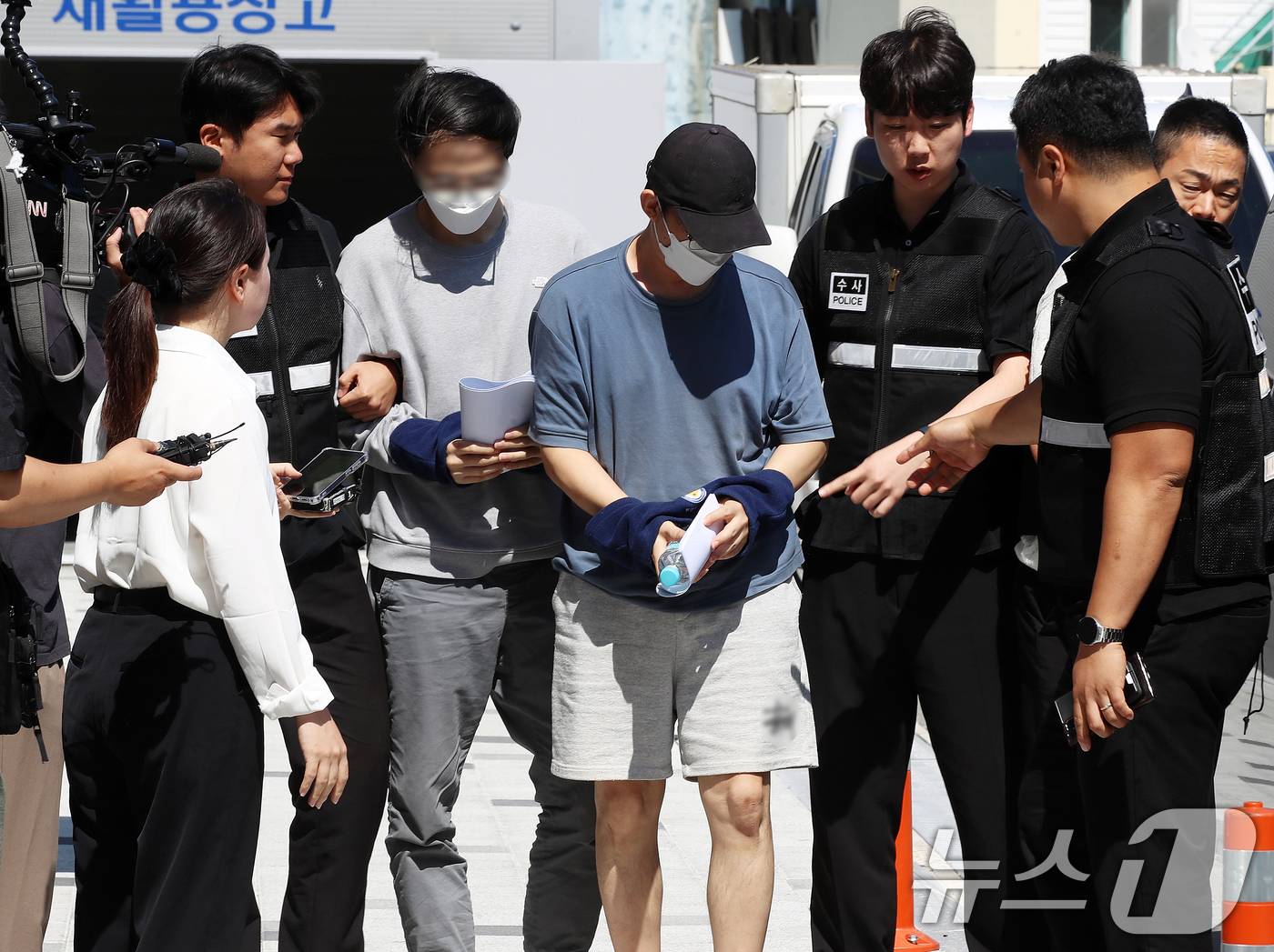 (부산=뉴스1) 윤일지 기자 = 카자흐스탄에 거점을 두고 한국인을 대상으로 보이스피싱 범죄를 벌여온 조직원 2명이 5일 인천국제공항을 통해 국내로 송환돼 부산 수영경찰서에 입감되고 …