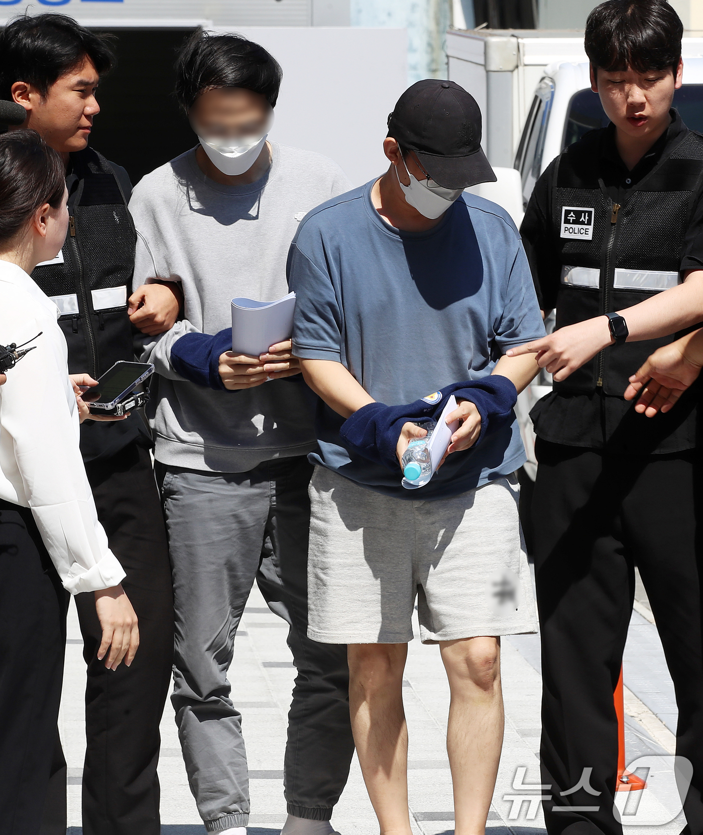 (부산=뉴스1) 윤일지 기자 = 카자흐스탄에 거점을 두고 한국인을 대상으로 보이스피싱 범죄를 벌여온 조직원 2명이 5일 인천국제공항을 통해 국내로 송환돼 부산 수영경찰서에 입감되고 …