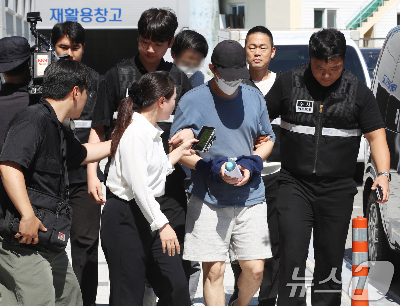 (부산=뉴스1) 윤일지 기자 = 카자흐스탄에 거점을 두고 한국인을 대상으로 보이스피싱 범죄를 벌여온 조직원 2명이 5일 인천국제공항을 통해 국내로 송환돼 부산 수영경찰서에 입감되고 …