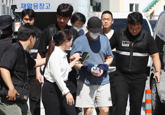부산 수영경찰서로 입감되는 카자흐스탄 보이스피싱 조직원