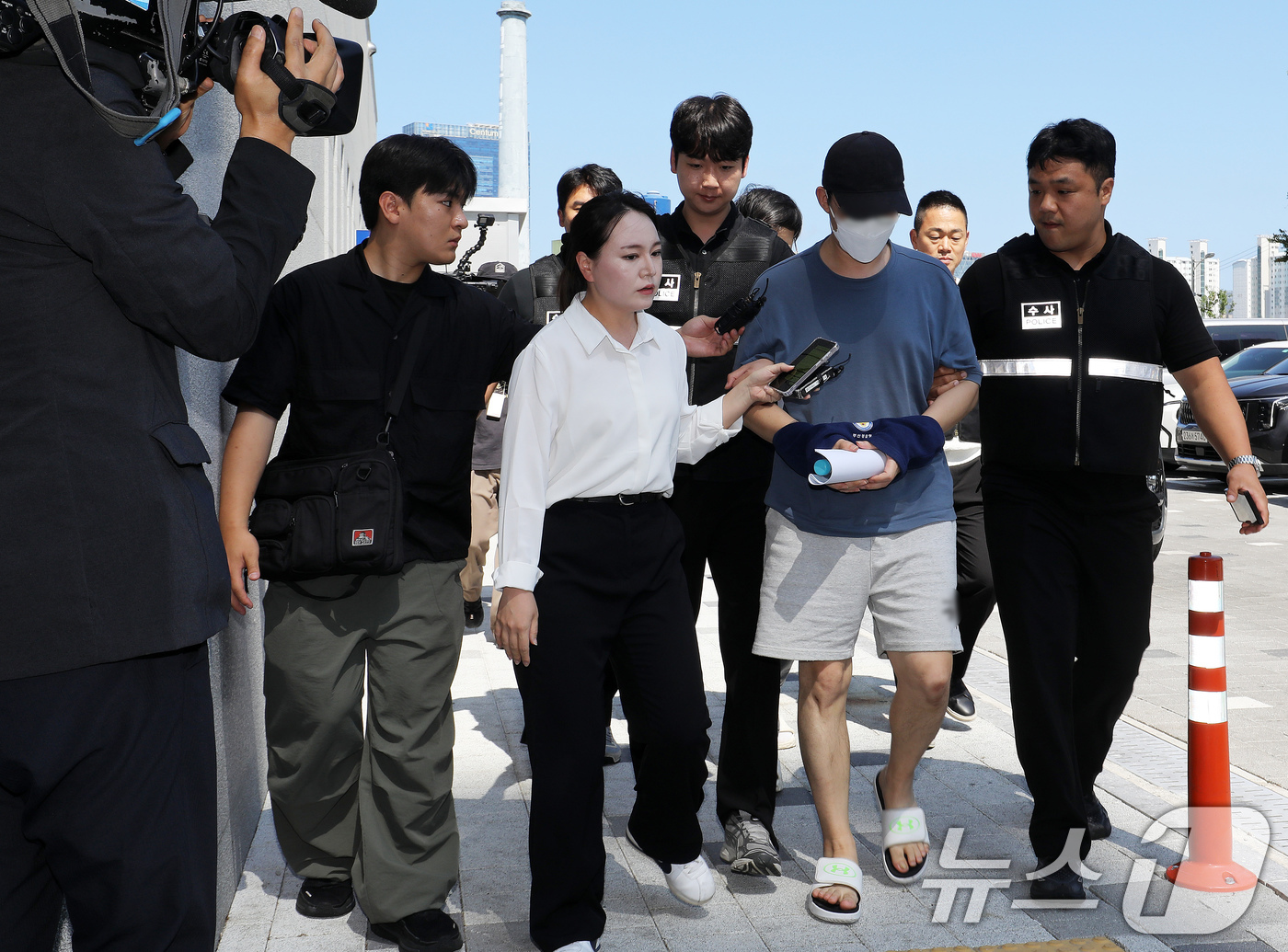 (부산=뉴스1) 윤일지 기자 = 카자흐스탄에 거점을 두고 한국인을 대상으로 보이스피싱 범죄를 벌여온 조직원 2명이 5일 인천국제공항을 통해 국내로 송환돼 부산 수영경찰서에 입감되고 …