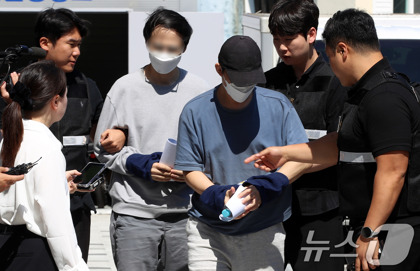 (부산=뉴스1) 윤일지 기자 = 카자흐스탄에 거점을 두고 한국인을 대상으로 보이스피싱 범죄를 벌여온 조직원 2명이 5일 인천국제공항을 통해 국내로 송환돼 부산 수영경찰서에 입감되고 …