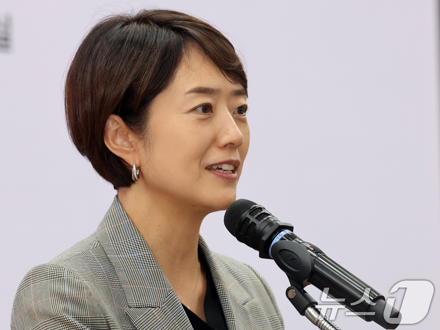 (서울=뉴스1) 황기선 기자 = 고민정 더불어민주당 의원이 5일 오후 서울 여의도 국회 의원회관에서 열린 '인권존중 학교를 위한 혐오차별 대응 토론회'에서 인사말을 하고 있다. …