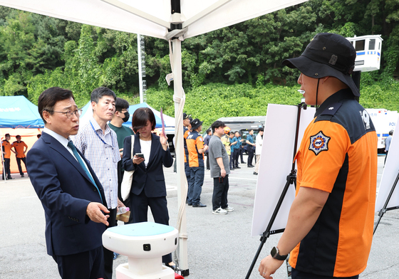 2026년 서울시 통합방위회의' 전시물 보는 정근식 교육감