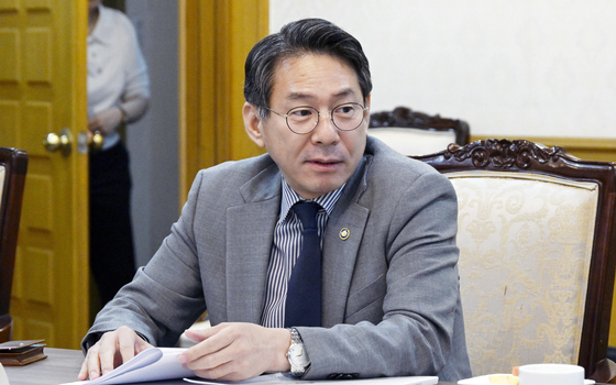 '할당위 민간위원 간담회' 주재하는 조용범 차관