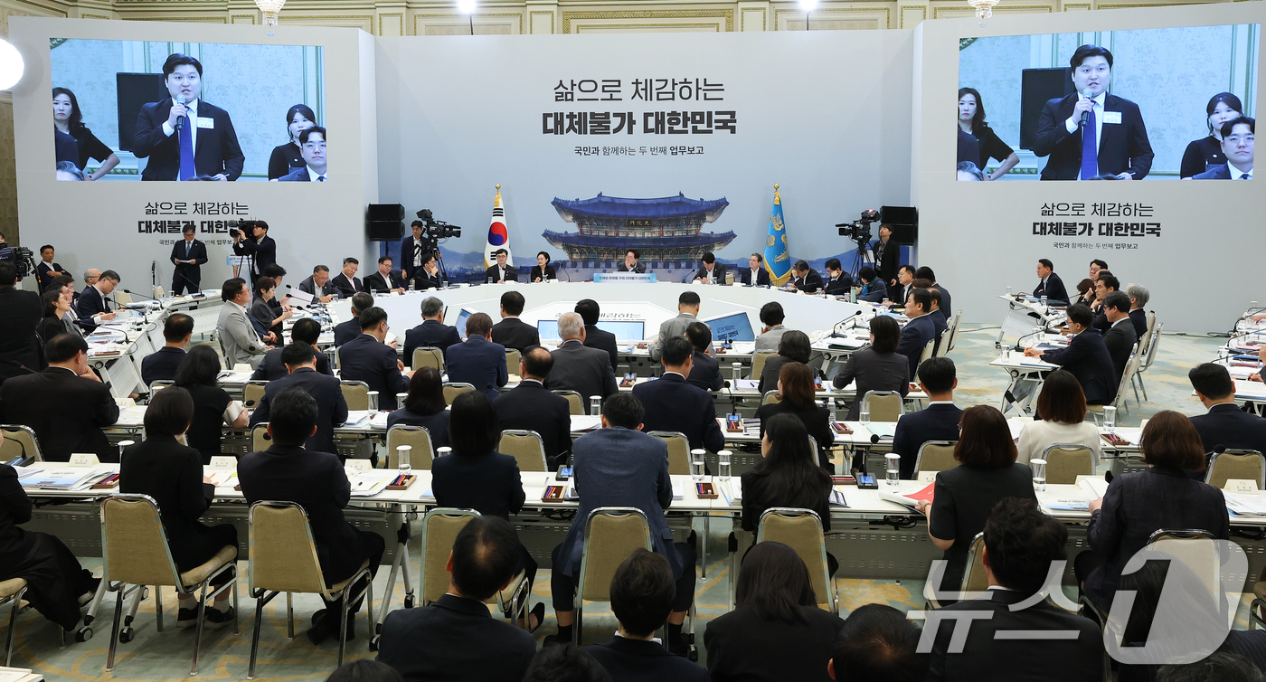 (서울=뉴스1) 허경 기자 = 5일 청와대 영빈관에서 열린 교육부, 국가교육위원회, 문화체육관광부, 국가유산청 2차 업무보고에서 국민참여단이 발언을 하고 있다. (청와대통신사진기자 …