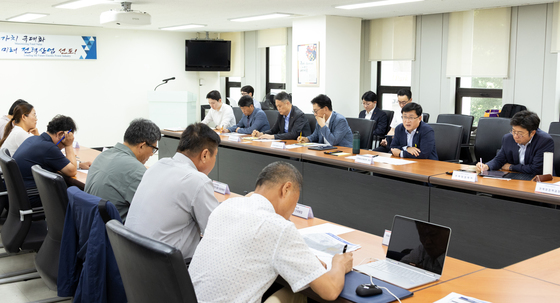 전력망 건설 대책위원회 3차 간담회 갖는 김성환 장관