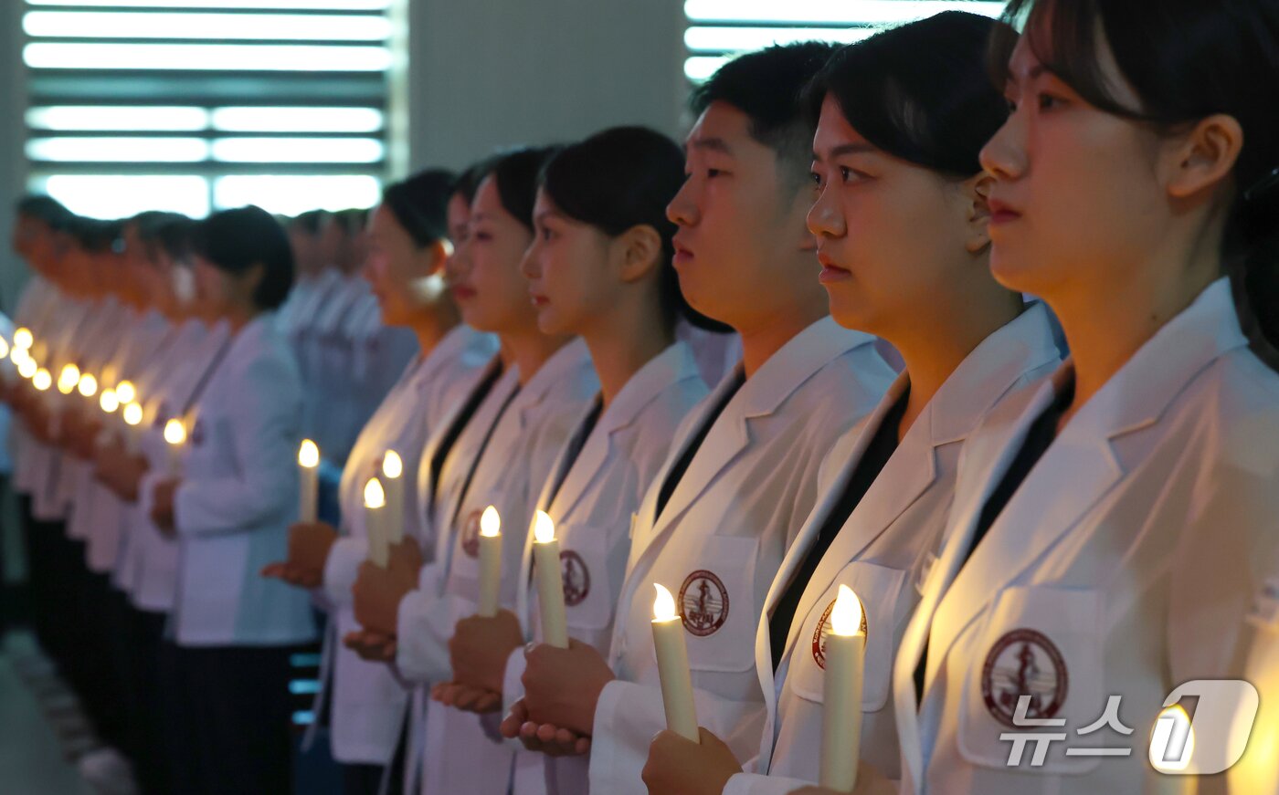 본문 이미지 - 국군간호사관학교 생도들이 나이팅게일 선서를 하고 있다./뉴스1