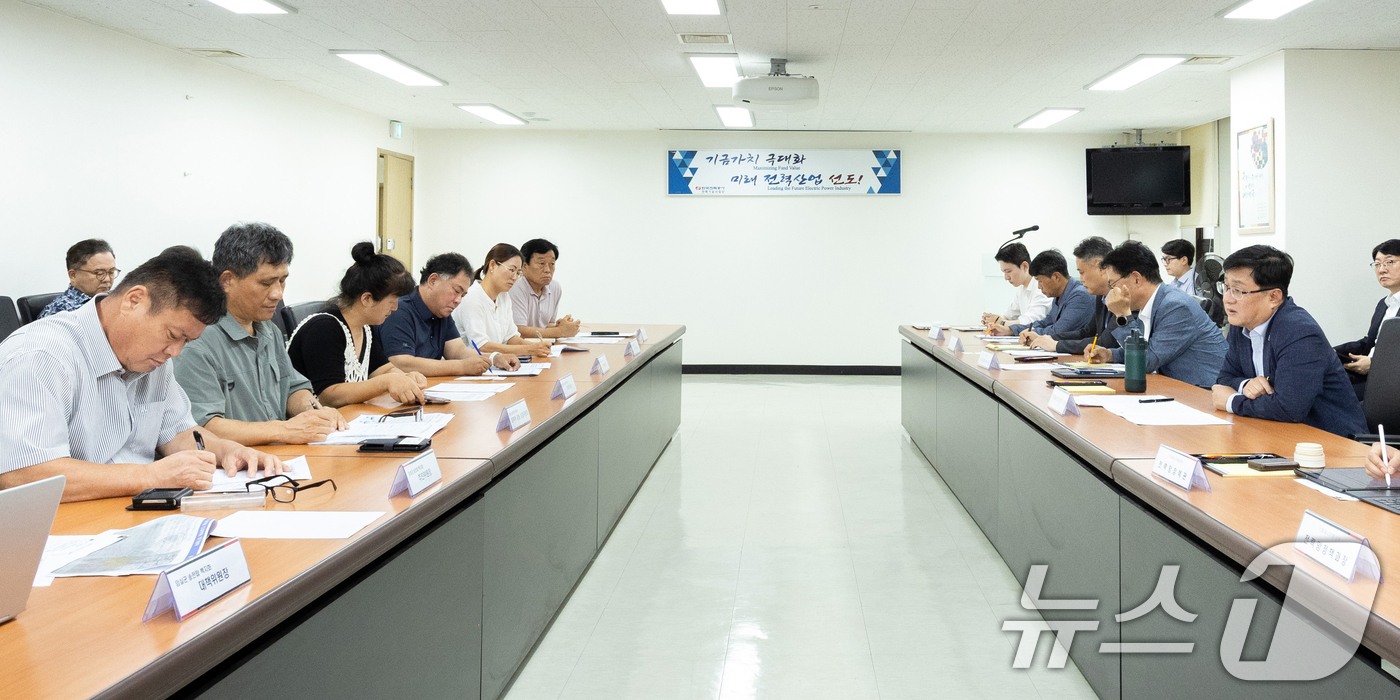 (서울=뉴스1) 김명섭 기자 = 김성환 기후에너지환경부 장관이 5일 서울 여의도 전력기반센터에서 임실, 장성, 충남, 대전 서구, 부안, 곡성 지역 대표자들과 전력망 건설 대책위원 …