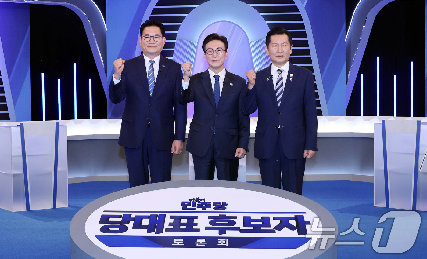 (서울=뉴스1) 국회사진기자단 = 더불어민주당 송영길(왼쪽부터), 김민석, 정청래 당대표 후보가 5일 서울 여의도 KBS에서 열린 2차 TV토론회에 앞서 포즈를 취하고 있다. 20 …