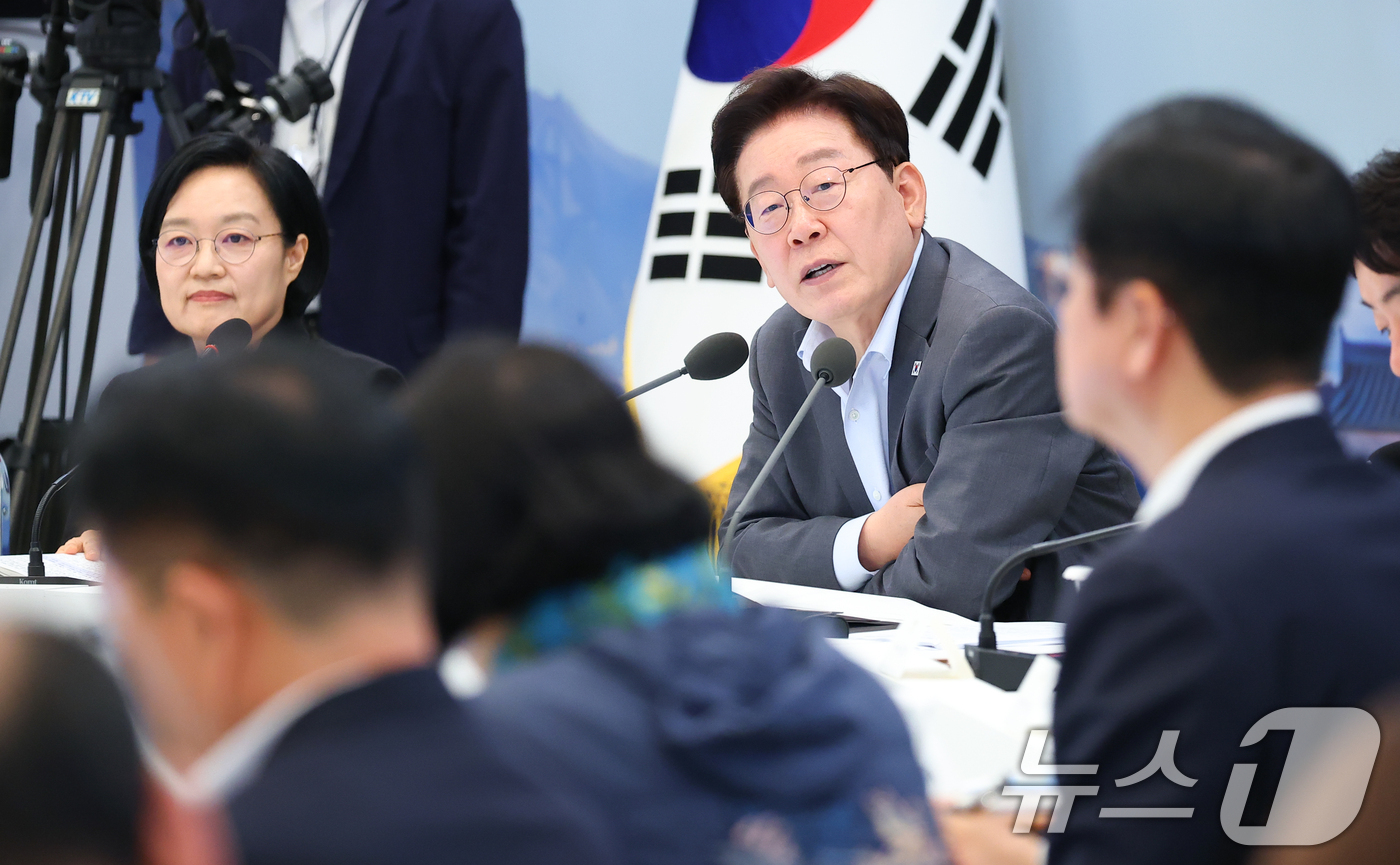 (서울=뉴스1) 허경 기자 = 이재명 대통령이 5일 청와대 영빈관에서 열린 교육부, 국가교육위원회, 문화체육관광부, 국가유산청 2차 업무보고에서 발언을 하고 있다. (청와대통신사진 …