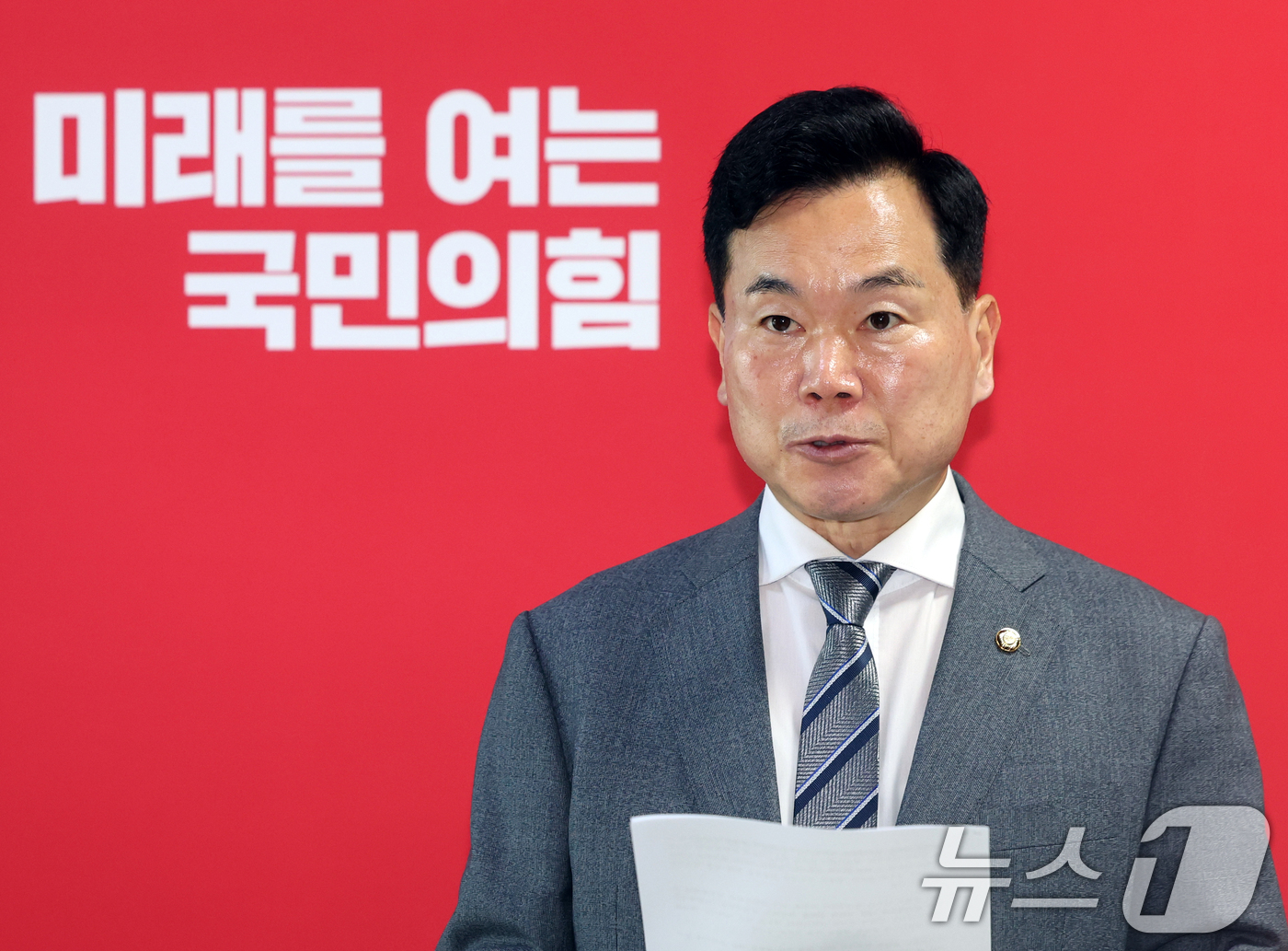 (서울=뉴스1) 황기선 기자 = 김승수 국민의힘 원내운영수석부대표가 5일 오후 서울 여의도 국회에서 특별검사 후보 국민추천위원회 관련 브리핑을 하고 있다.  2026.8.5/뉴스1 …