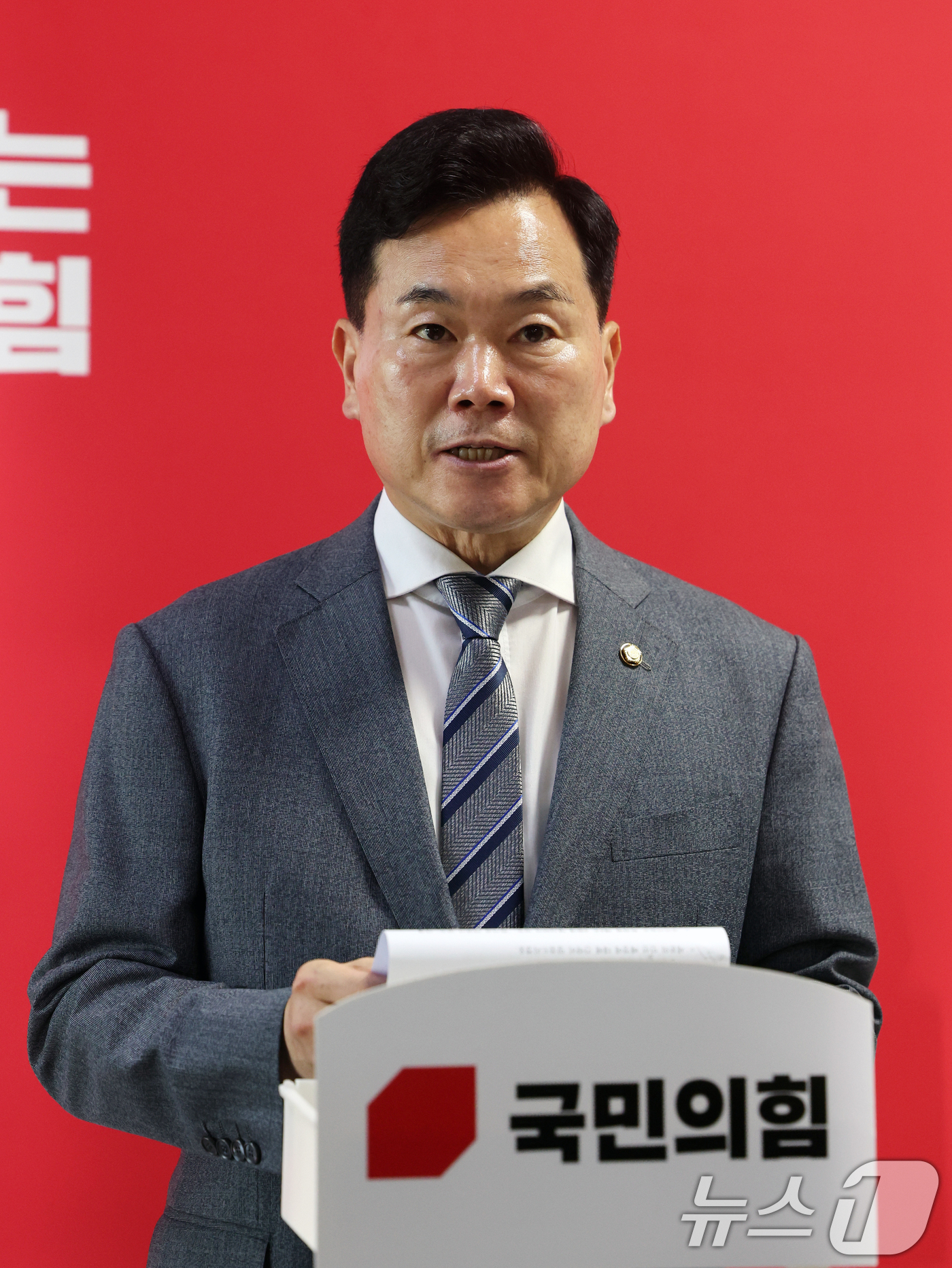 (서울=뉴스1) 황기선 기자 = 김승수 국민의힘 원내운영수석부대표가 5일 오후 서울 여의도 국회에서 특별검사 후보 국민추천위원회 관련 브리핑을 하고 있다.  2026.8.5/뉴스1 …