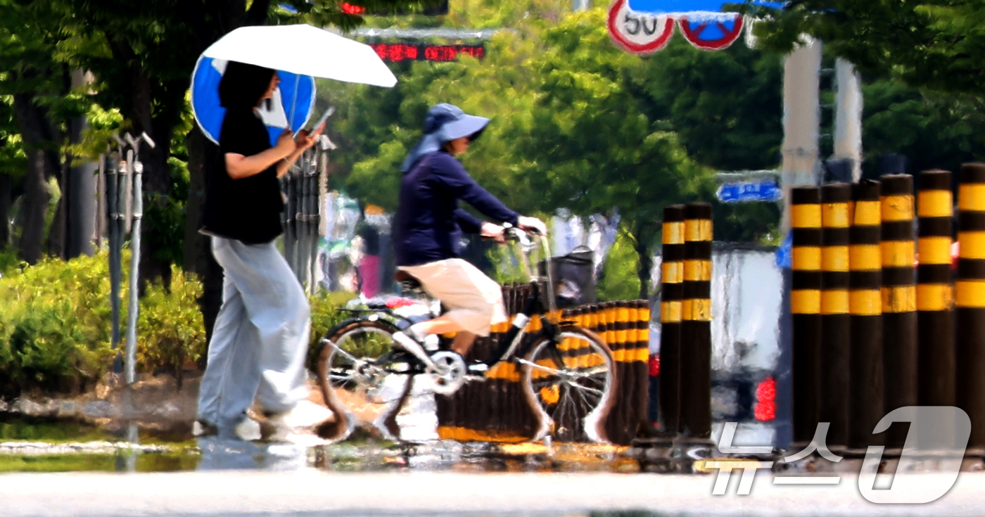 (전주=뉴스1) 유경석 기자 = 폭염이 이어지고 있는 5일 전북 전주시 효자로에 아지랑이가 피어오르고 있다. 2026.8.5/뉴스1