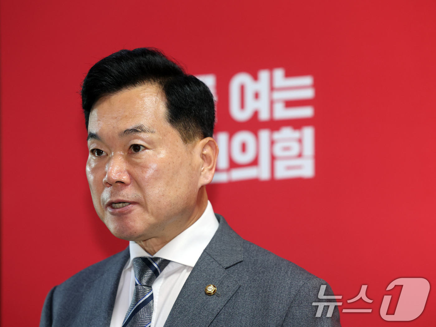 (서울=뉴스1) 황기선 기자 = 김승수 국민의힘 원내운영수석부대표가 5일 오후 서울 여의도 국회에서 특별검사 후보 국민추천위원회 관련 브리핑을 하고 있다.  2026.8.5/뉴스1 …