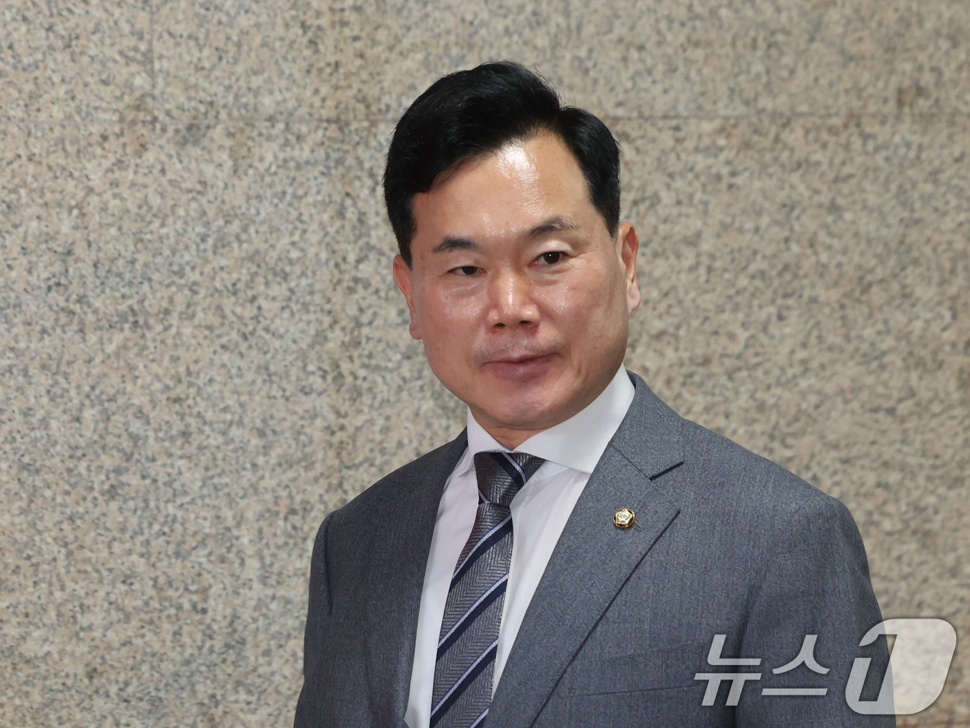 (서울=뉴스1) 황기선 기자 = 김승수 국민의힘 원내운영수석부대표가 5일 오후 서울 여의도 국회에서 특별검사 후보 국민추천위원회 관련 브리핑을 위해 발걸음을 옮기고 있다.  202 …