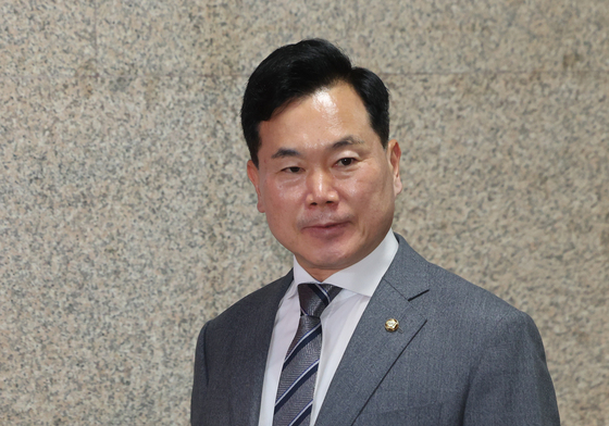 브리핑 위해 발걸음 옮기는 김승수 원내운영수석부대표