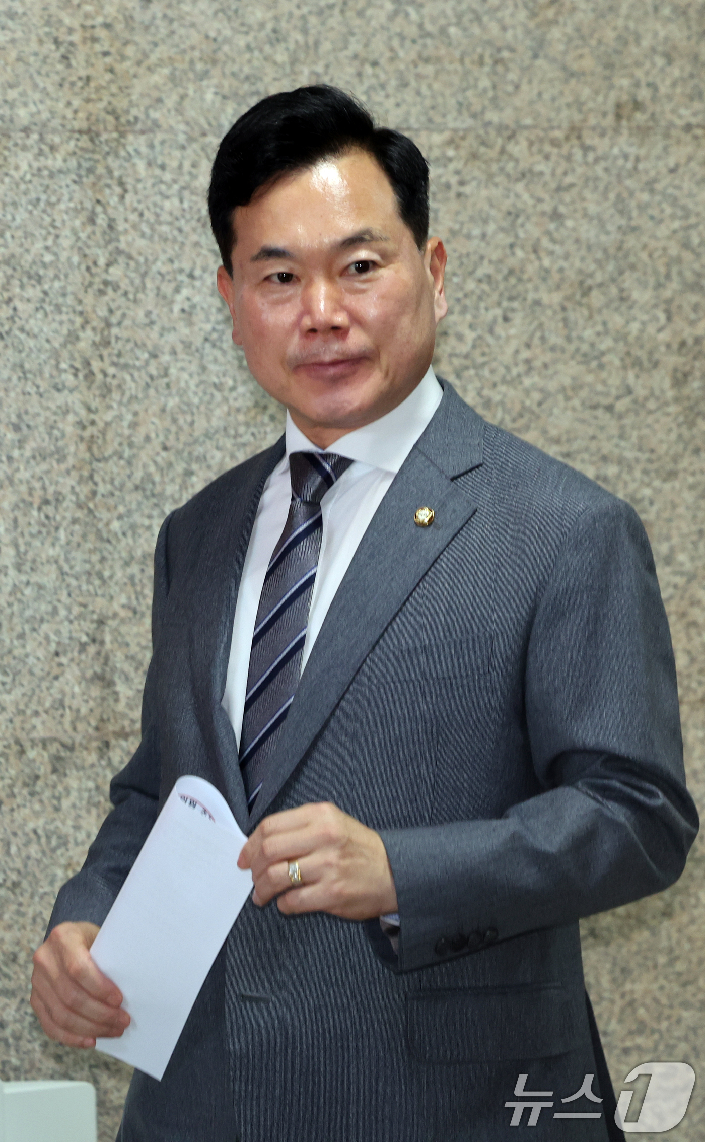 (서울=뉴스1) 황기선 기자 = 김승수 국민의힘 원내운영수석부대표가 5일 오후 서울 여의도 국회에서 특별검사 후보 국민추천위원회 관련 브리핑을 위해 발걸음을 옮기고 있다.  202 …