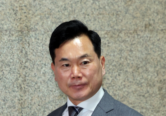 브리핑 위해 발걸음 옮기는 김승수 원내운영수석부대표