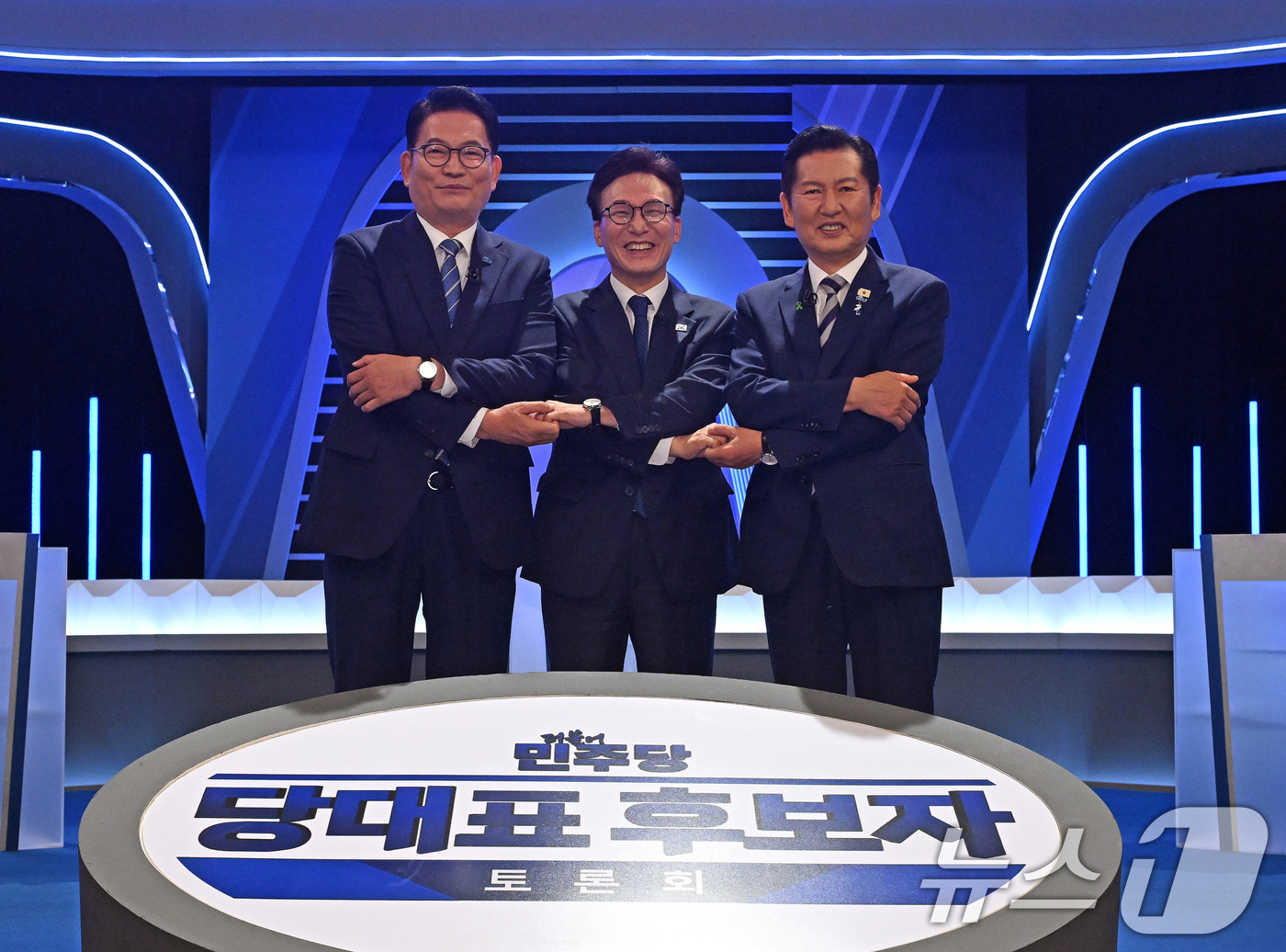 (서울=뉴스1) 국회사진기자단 = 더불어민주당 송영길(왼쪽부터), 김민석, 정청래 당대표 후보가 5일 서울 여의도 KBS에서 열린 2차 TV토론회에 앞서 포즈를 취하고 있다. 20 …