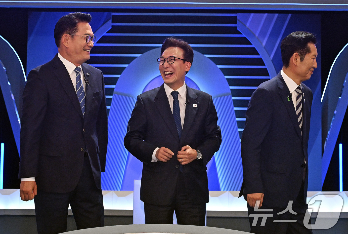 (서울=뉴스1) 국회사진기자단 = 더불어민주당 송영길(왼쪽부터), 김민석, 정청래 당대표 후보가 5일 서울 여의도 KBS에서 열린 2차 TV토론회에 앞서 기념 촬영을 마친 후 이동 …