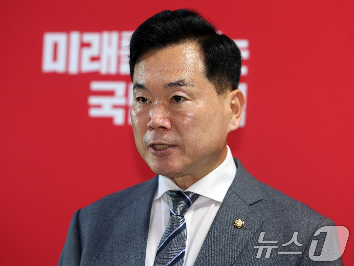 (서울=뉴스1) 황기선 기자 = 김승수 국민의힘 원내운영수석부대표가 5일 오후 서울 여의도 국회에서 특별검사 후보 국민추천위원회 관련 브리핑을 하고 있다. 2026.8.5/뉴스1