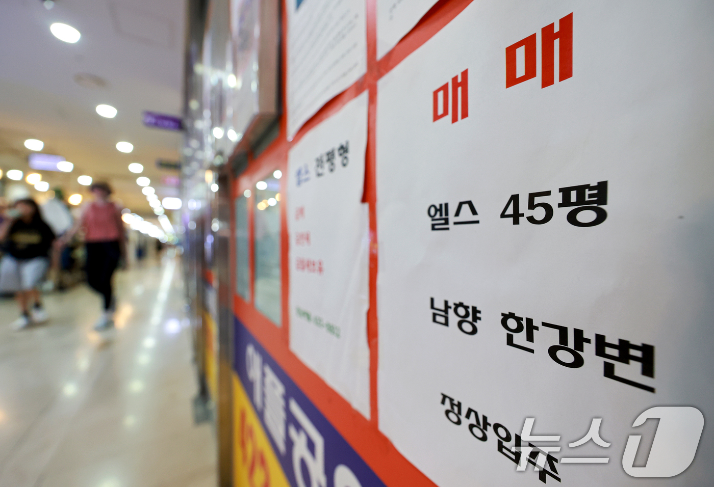 (서울=뉴스1) 이호윤 기자 = 정부가 지난 3일 32억이 넘는 고가 주택과 비거주 1주택자, 다주택자의 세 부담을 높이는 내용의 '2026 세제 개편안'을 발표했다. 이에 고가주 …