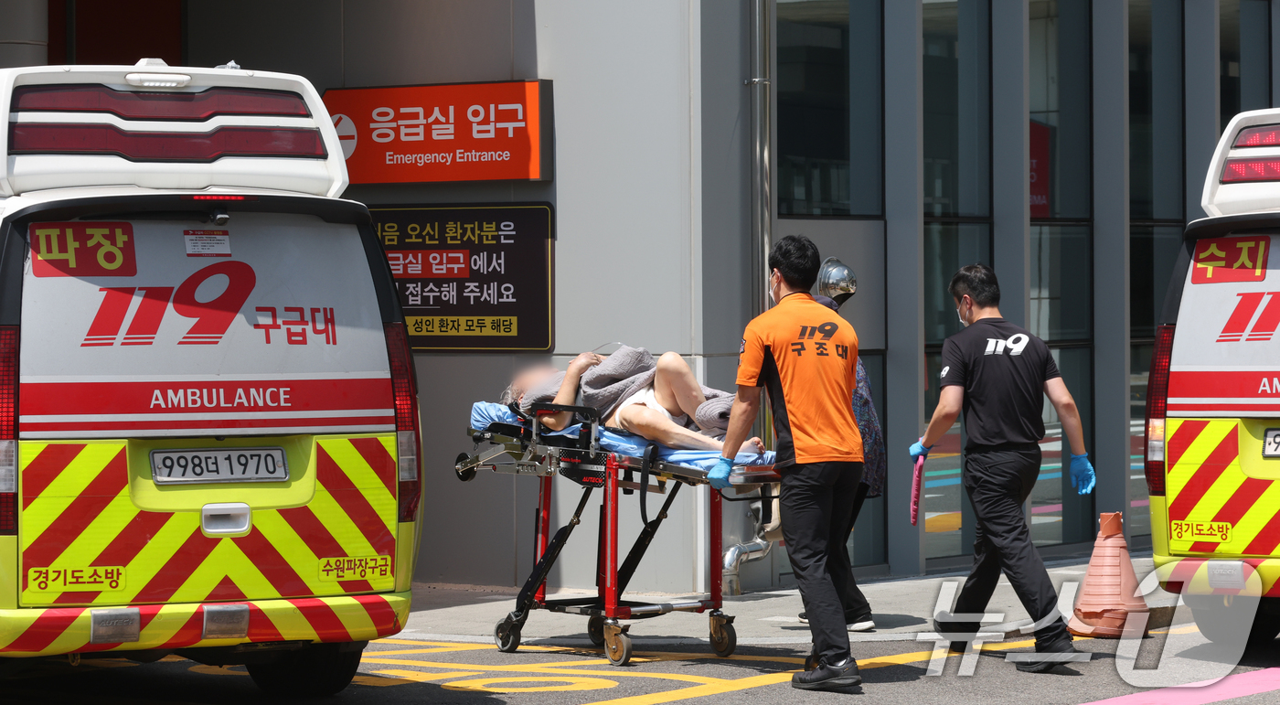 (수원=뉴스1) 김영운 기자 = 전국에 기록적인 폭염으로 인해 온열질환환자가 증가하고 있는 5일 경기 수원시의 한 대형병원 응급실로 환자들이 들어가고 있다.이날 질병관리청의 온열질 …