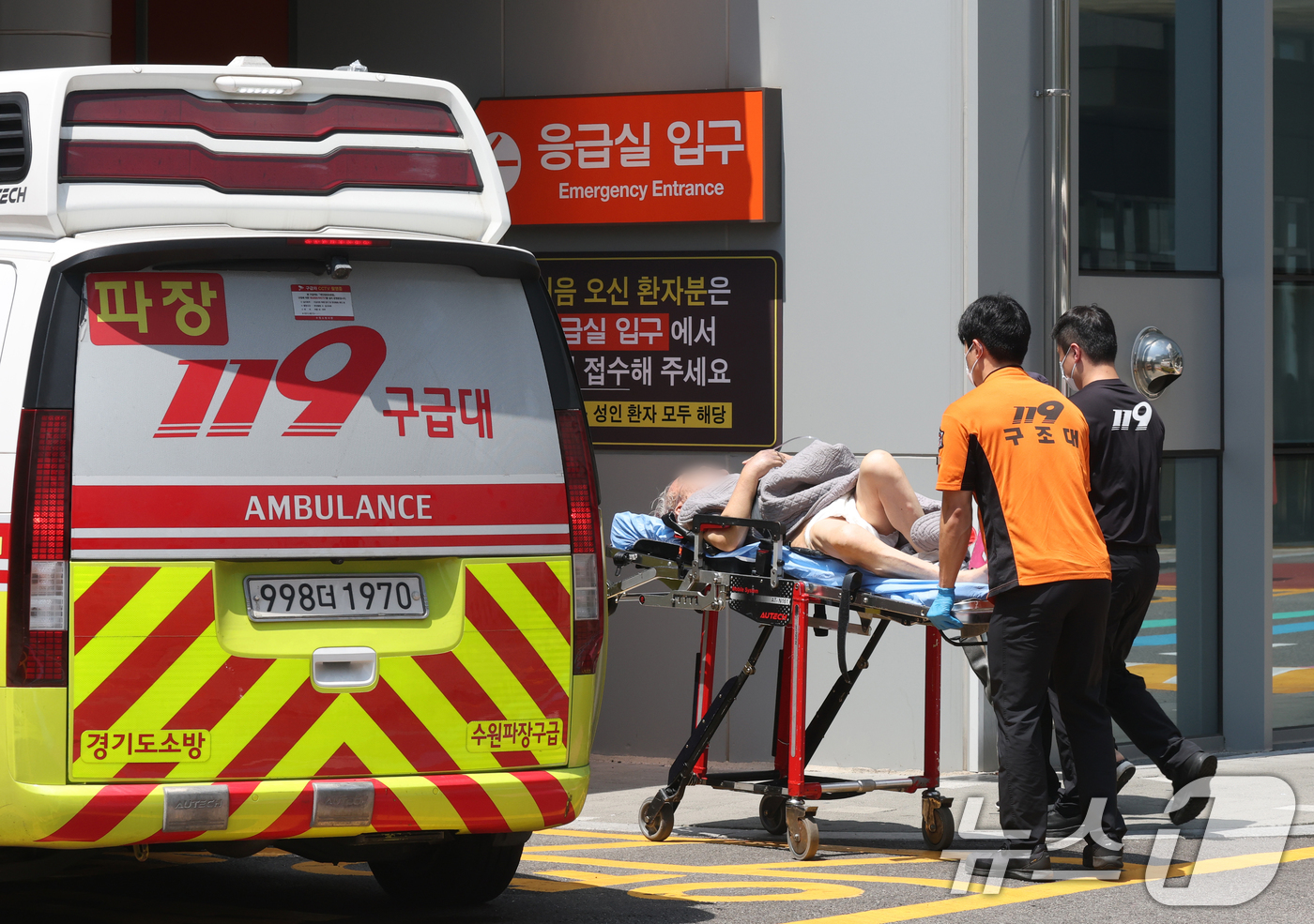 (수원=뉴스1) 김영운 기자 = 전국에 기록적인 폭염으로 인해 온열질환환자가 증가하고 있는 5일 경기 수원시의 한 대형병원 응급실로 환자들이 들어가고 있다.이날 질병관리청의 온열질 …