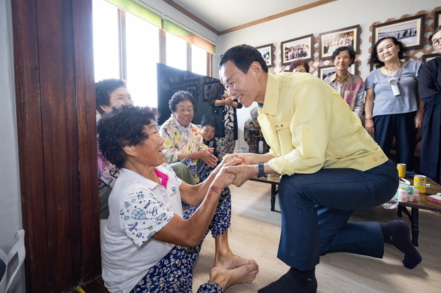 "경로당은 폭염 피난처"…최정호 익산시장, 무더위쉼터 현장 점검