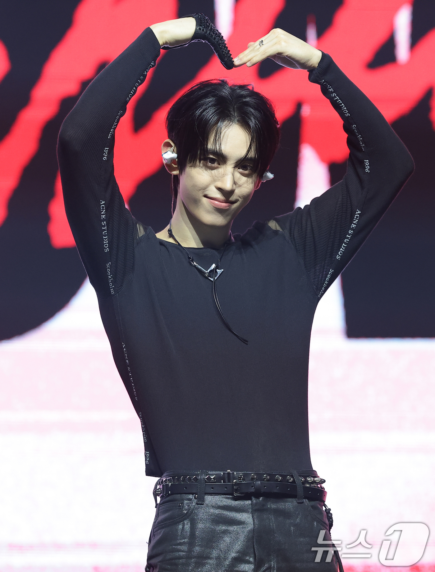 (서울=뉴스1) 권현진 기자 = 그룹 나우즈(NOWZ)의 현빈이 5일 서울 광진구 예스24 라이브홀에서 열린 디지털 싱글 '아킬레스(Achilles)' 발매 쇼케이스에서 포즈를 취 …