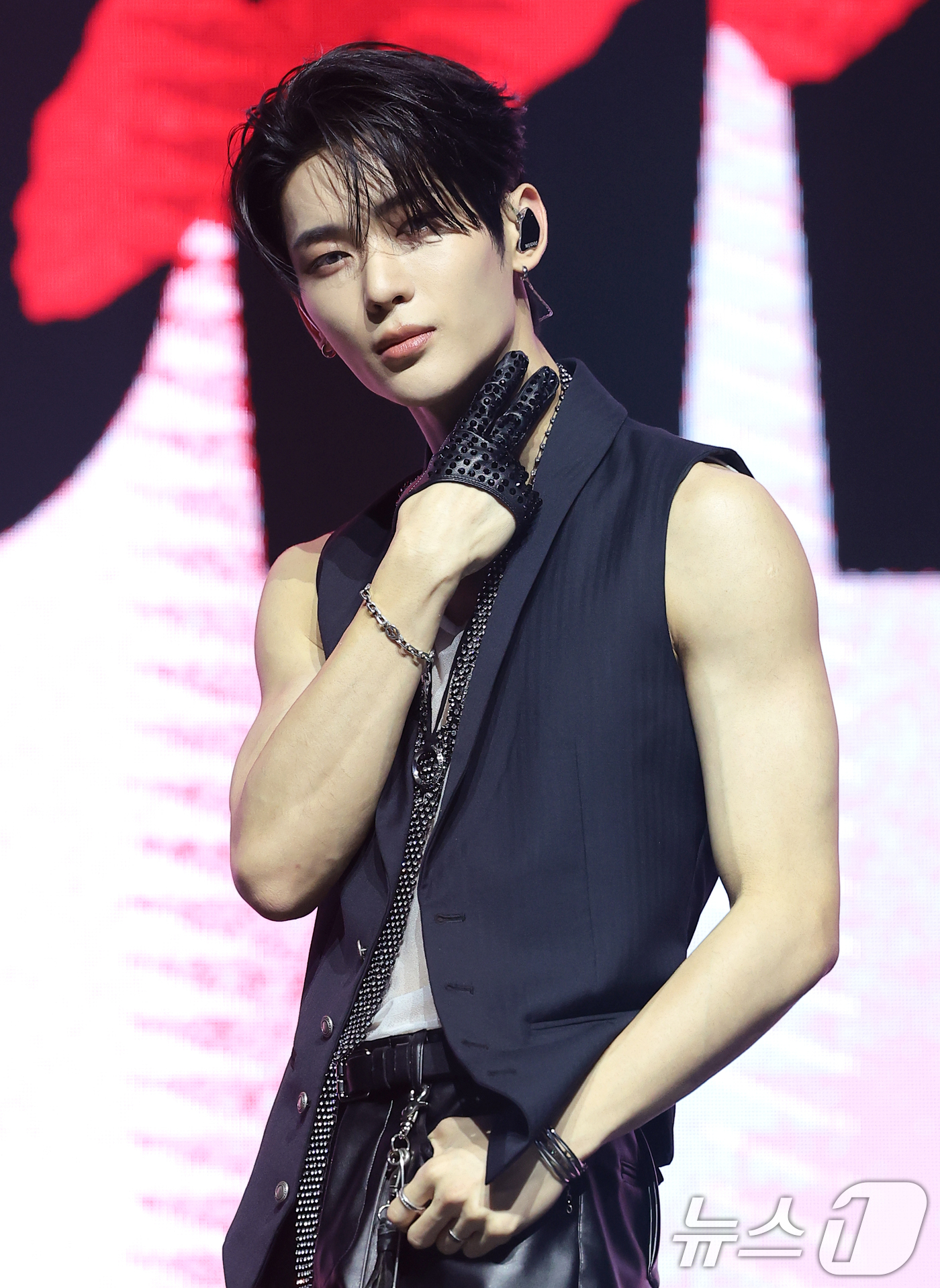 (서울=뉴스1) 권현진 기자 = 그룹 나우즈(NOWZ)의 시윤이 5일 서울 광진구 예스24 라이브홀에서 열린 디지털 싱글 '아킬레스(Achilles)' 발매 쇼케이스에서 포즈를 취 …