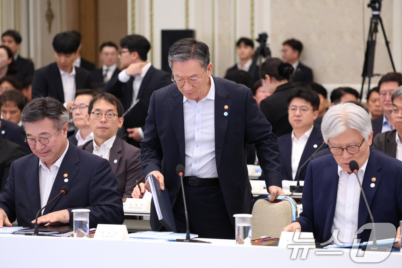 (서울=뉴스1) 허경 기자 = 정성호 법무부 장관이 5일 청와대 영빈관에서 열린 행정안전부, 법무부, 국무조정실, 법제처, 인사혁신처 2차 업무보고에 참석하고 있다.  (청와대통신 …